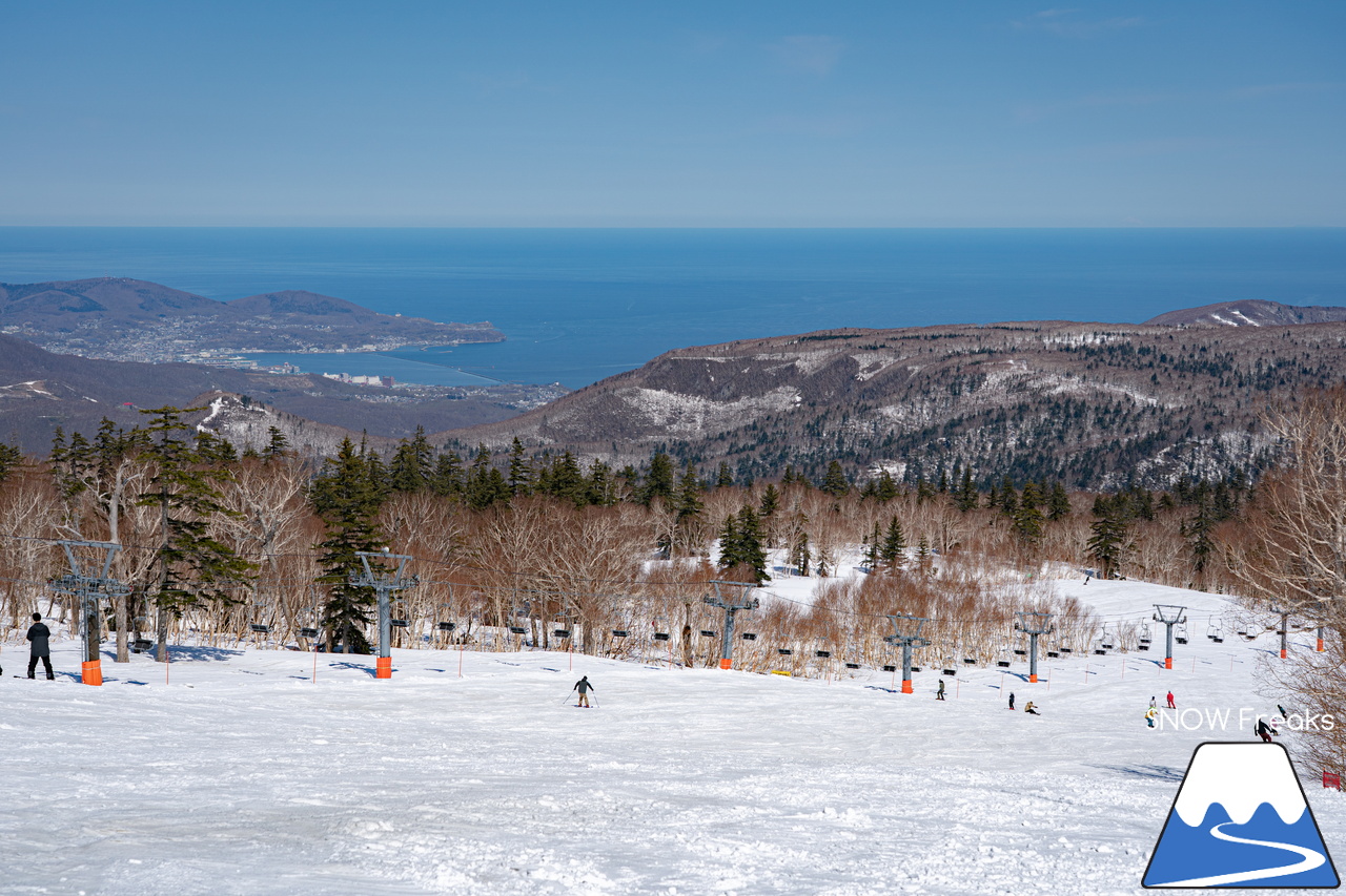 札幌国際スキー場｜ゴールデンウイーク初日も全コース滑走可能OK！！真っ白な雪と澄んだ青空 ＝ 絶好の春スキー＆スノーボード日和♪そして、日本海の彼方に、なんと利尻富士が見えた？！